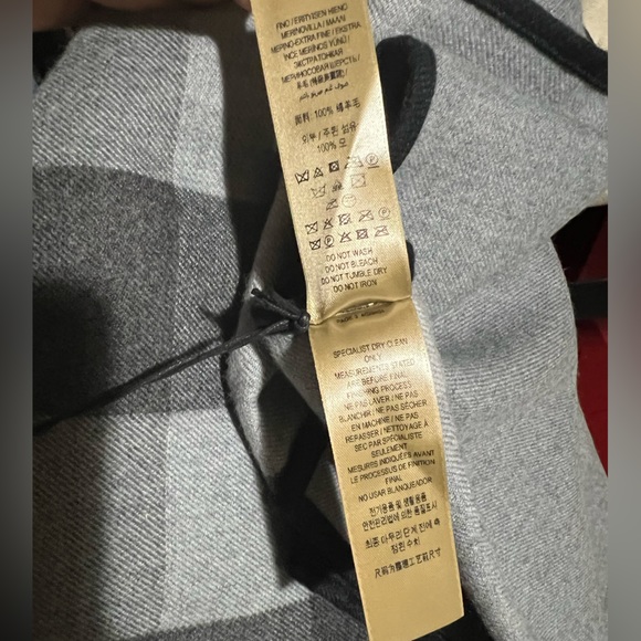 New BURBERRY Reversible check Cape Charlotte black grey solid to Check Cape - Picture 10 of 10